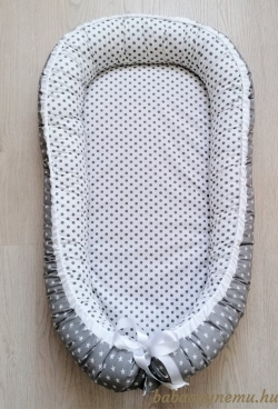 Fehér csillagos-szürke kis pöttyös - Babafészek termék főképe